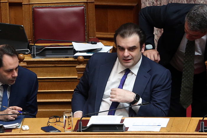 Βουλή: Συνάντηση Πιερρακάκη με τους συγγενείς των θυμάτων από το Μάτι και τη Μάνδρα