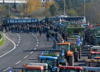 Στους δρόμους οι αγρότες, μπλόκα σε όλη τη χώρα (βίντεο)