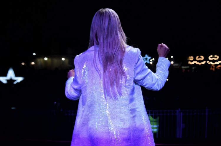 Τραγουδίστρια στο πλευρό των αγροτών (βίντεο)