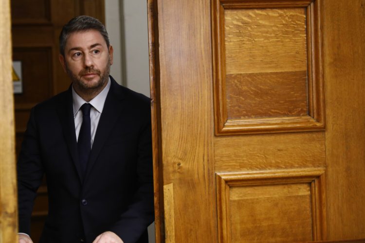 Δημοσκοπικό τέλμα για το ΠΑΣΟΚ και πίεση στον Ανδρουλάκη