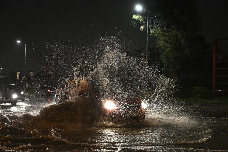 Κακοκαιρία Byron: Πλημμύρισε η ΑΣΟΕΕ, χείμαρροι στον Νέο Κόσμο (βίντεο)