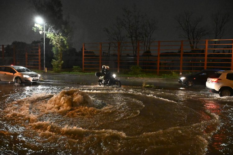 Σφοδρότερες καταιγίδες φέρνει στην Αττική η κακοκαιρία Byron τις επόμενες ώρες (live, βίντεο))