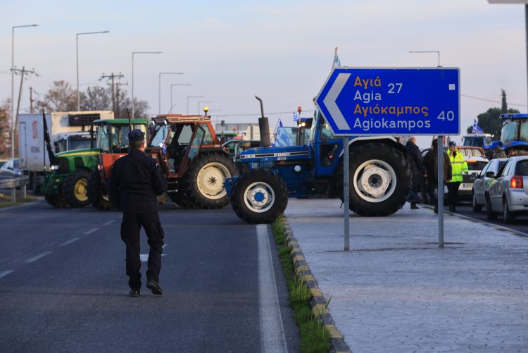 Τα τρακτέρ «πληγώνουν» την Κυβέρνηση