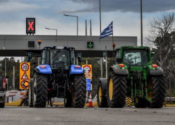 Αγρότες: Ανοίγουν τα διόδια για τις γιορτές, μένουν στα μπλόκα (βίντεο)