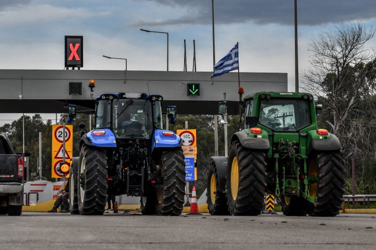 Αγρότες: Ανοίγουν τα διόδια για τις γιορτές, μένουν στα μπλόκα (βίντεο)