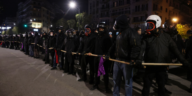 Αλέξης Γρηγορόπουλος: Ένταση ανάμεσα σε ΜΑΤ και διαδηλωτές και στη Θεσσαλονίκη (βίντεο)