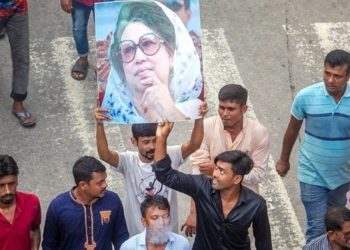 Πέθανε σε ηλικία 80 ετών η πρώτη γυναίκα πρωθυπουργός του Μπαγκλαντές