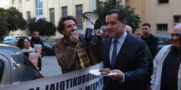 Οργή στο «Έλενα Βενιζέλου» για τον Άδωνι – Μοίραζε μελομακάρονα ενώ οι εργαζόμενοι διαμαρτύρονταν (φώτο)