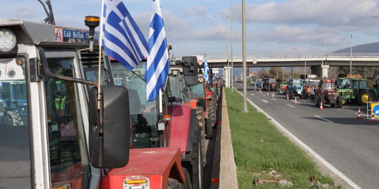 Αγρότες ξανά στα μπλόκα: «Ξανασκεφτείτε τις αποφάσεις» και σαφείς «κόκκινες γραμμές» προς την κυβέρνηση