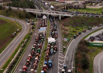 Μπλόκα και έξοδος Χριστουγέννων: Οι αγρότες καταγγέλλουν κυβερνητική ευθύνη για το κυκλοφορικό χάος (βίντεο)