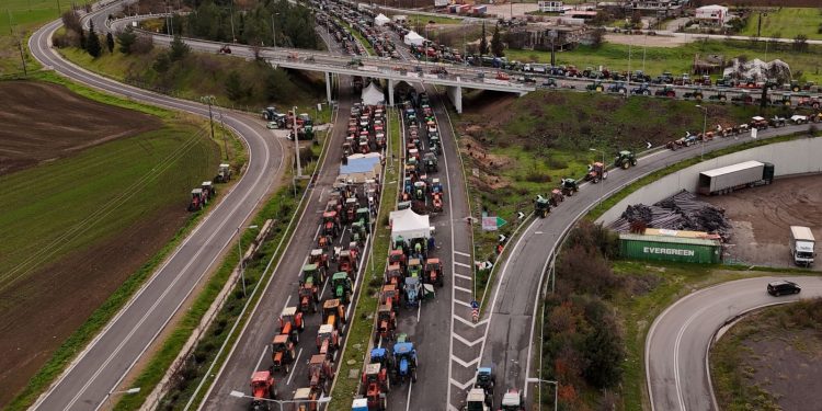Μπλόκα και έξοδος Χριστουγέννων: Οι αγρότες καταγγέλλουν κυβερνητική ευθύνη για το κυκλοφορικό χάος (βίντεο)