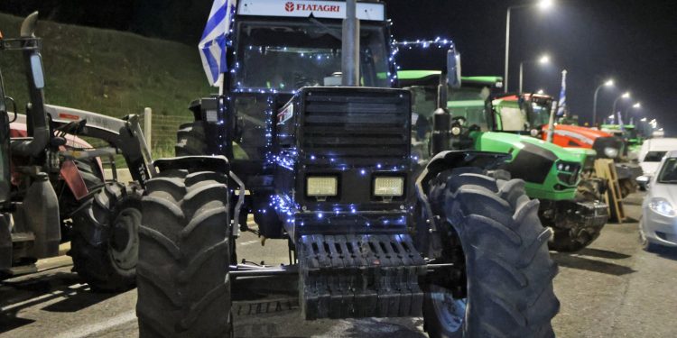 Αγρότες: Κομβόι με τρακτέρ στην πόλη της Καλαμάτας – Κλειστός ο κόμβος Θουρίας