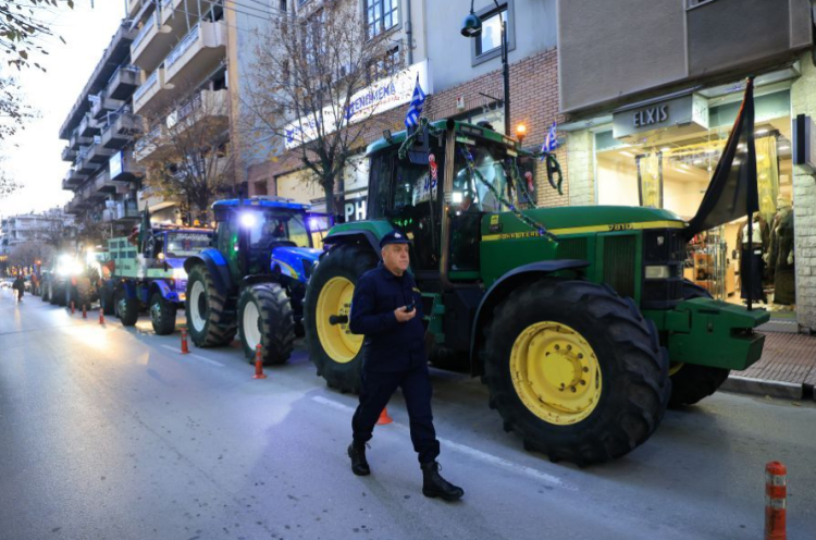 Κλιμακώνουν οι αγρότες: Μπλόκα σε 112 σημεία – Το μήνυμα στο Μαξίμου (βίντεο, live χάρτης)