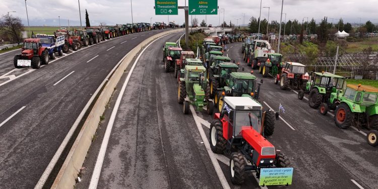 Μπλόκα: Η τροχαία σαμποτάρει τον αγώνα των αγροτών