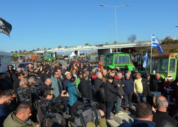 Τσακωμός on air μεταξύ αγροτών: «Εμένα δεν ήρθε στο μπλόκο να με πάρει αγκαζέ ο Κουτσούμπας και η Ζωίτσα» (βίντεο)
