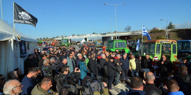 Τσακωμός on air μεταξύ αγροτών: «Εμένα δεν ήρθε στο μπλόκο να με πάρει αγκαζέ ο Κουτσούμπας και η Ζωίτσα» (βίντεο)