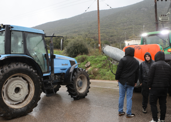 Ορεστιάδα: Αγρότες πέταξαν κρεμμύδια, σανό και γάλα έξω από τα γραφεία βουλευτών της ΝΔ (βίντεο)