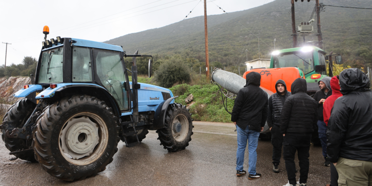 Ορεστιάδα: Αγρότες πέταξαν κρεμμύδια, σανό και γάλα έξω από τα γραφεία βουλευτών της ΝΔ (βίντεο)
