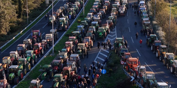 Οι αγρότες στα μπλόκα ο Μητσοτάκης στη Morgan Stanley