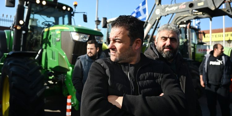 Το Μαξίμου «τρέμει» την κλιμάκωση των αγροτών και επιχειρεί να τους στριμώξει