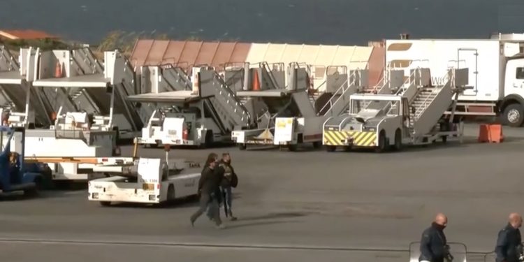 Aγρότες εισέβαλαν στο αεροδρόμιο του Ηρακλείου (βίντεο)