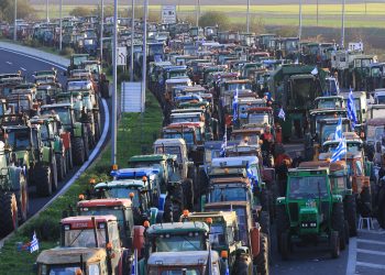 Ξεχειλίζει η οργή των αγροτών στα μπλόκα