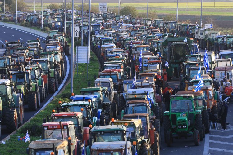 Ξεχειλίζει η οργή των αγροτών στα μπλόκα