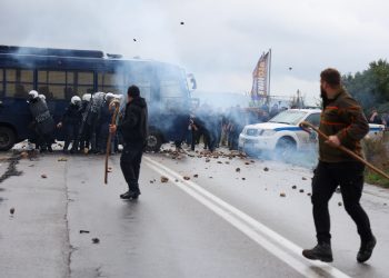 Ένταση στο Αεροδρόμιο Ηρακλείου μεταξύ αγροτών και αστυνομίας – Πέφτουν χημικά (βίντεο)