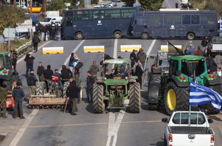 Μπλόκα Κρήτης: Πέρασαν χειροπέδες σε 2 αγρότες στο Ηράκλειο