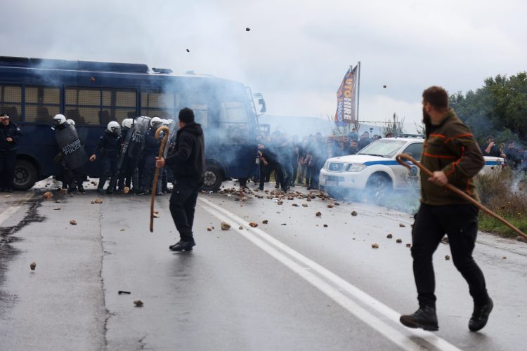Ένταση στο Αεροδρόμιο Ηρακλείου μεταξύ αγροτών και αστυνομίας – Πέφτουν χημικά (βίντεο)