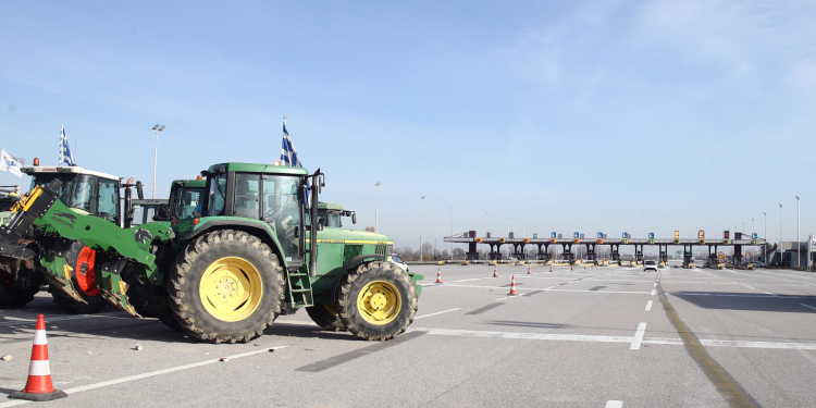 Καταγγελίες από το μπλόκο των Μαλγάρων – «Η ΕΛΑΣ κλείνει τους δρόμους, όχι οι αγρότες»