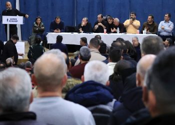 Αγρότες στο μπλόκο Νίκαιας: «Δεν πάμε στο Μαξίμου για Τσάι!»