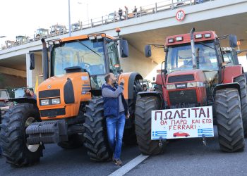 Παραμένει αποκλεισμένος ο αυτοκινητόδρομος Ε65 από τα τρακτέρ των αγροτών