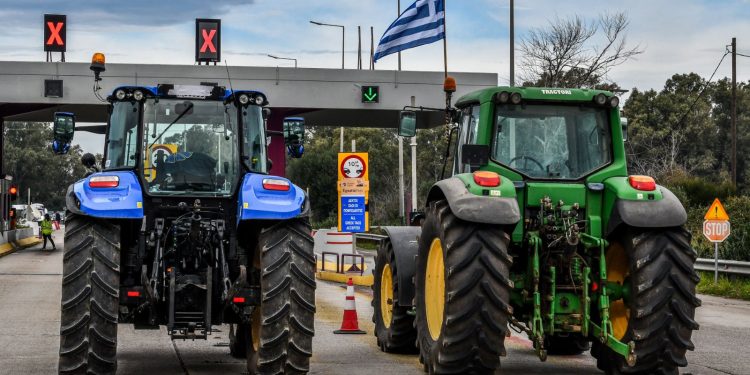 Οι αγρότες κλείνουν τις σήραγγες των Τεμπών για τα φορτηγά – Τα νέα μπλόκα & τα «ανοιχτά» διόδια