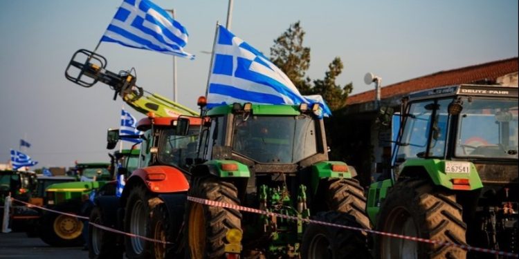 Στα μπλόκα παραμένουν οι αγρότες – Αύριο η κρίσιμη συνεδρίαση τη Πανελλαδικής Επιτροπής για το μέλλον των κινητοποιήσεων