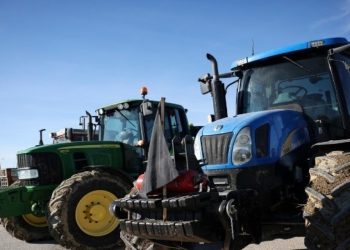 Παράσταση διαμαρτυρίας αγροτών στο διοικητήριο του νομού Πέλλας