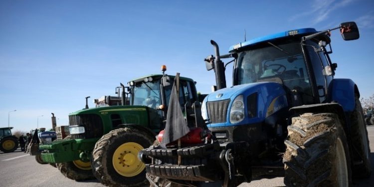 Παράσταση διαμαρτυρίας αγροτών στο διοικητήριο του νομού Πέλλας