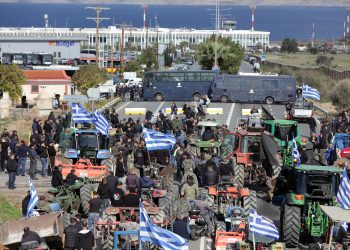 Ένταση στο Αεροδρόμιο Ηρακλείου μεταξύ αγροτών και αστυνομίας – Πέφτουν χημικά (βίντεο)