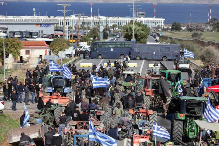 Ένταση στο Αεροδρόμιο Ηρακλείου μεταξύ αγροτών και αστυνομίας – Πέφτουν χημικά (βίντεο)