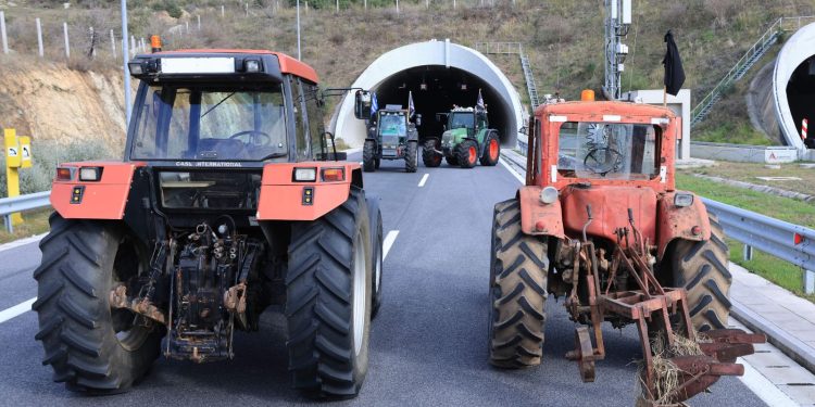 Προσωρινή παύση ενόψει Πρωτοχρονιάς στα αγροτικά μπλόκα – Κρίσιμες αποφάσεις την Κυριακή