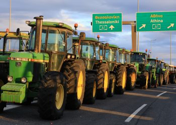Έξω από το λιμάνι της Θεσσαλονίκης οι αγρότες – Τα τρακτέρ θα αποκλείσουν γραφεία βουλευτών στη Λάρισα (βίντεο)