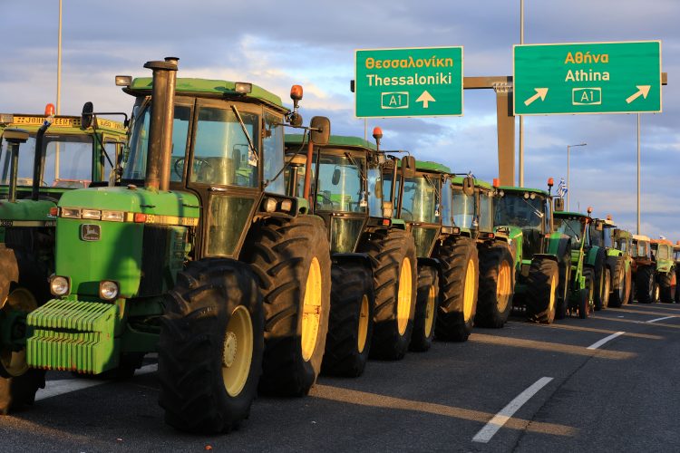 Έξω από το λιμάνι της Θεσσαλονίκης οι αγρότες – Τα τρακτέρ θα αποκλείσουν γραφεία βουλευτών στη Λάρισα (βίντεο)