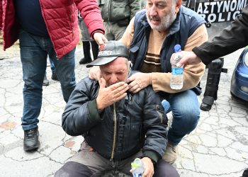 Ένταση και χημικά από τα ΜΑΤ στους αγρότες: Στον κόμβο του αεροδρομίου «Μακεδονία» επιχειρούν να στήσουν μπλόκο (βίντεο)