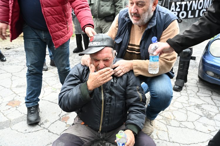 Ένταση και χημικά από τα ΜΑΤ στους αγρότες: Στον κόμβο του αεροδρομίου «Μακεδονία» επιχειρούν να στήσουν μπλόκο (βίντεο)