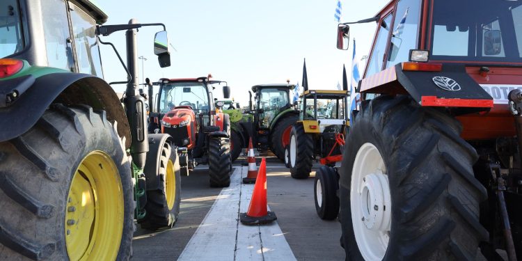 Ραντεβού και την Πρωτοχρονιά στα μπλόκα έδωσαν οι αγρότες – Ποιοι δρόμοι ανοίγουν