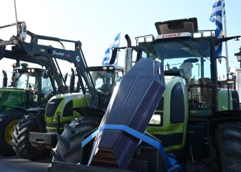 Έξω από το λιμάνι της Θεσσαλονίκης οι αγρότες – Τα τρακτέρ θα αποκλείσουν γραφεία βουλευτών στη Λάρισα (βίντεο)