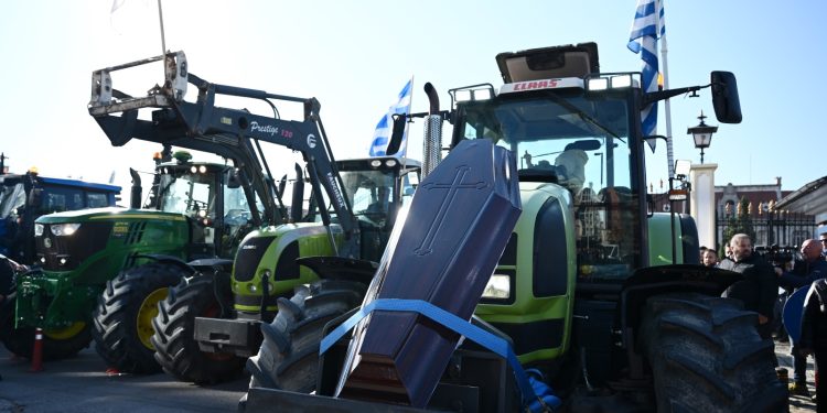 Έξω από το λιμάνι της Θεσσαλονίκης οι αγρότες – Τα τρακτέρ θα αποκλείσουν γραφεία βουλευτών στη Λάρισα (βίντεο)