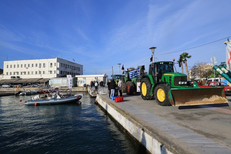 Οι αγρότες αψηφούν απειλές από κυβέρνηση και Άρειο Πάγο και κάνουν «απόβαση» στο λιμάνι του Βόλου (βίντεο)