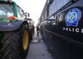 ΜΑΤ και λουκέτα συνάντησαν οι αγρότες στο Βόλο – Αποκλεισμένο το λιμάνι από τους αλιείς (βίντεο)