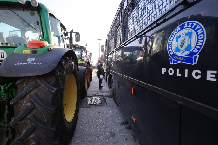 ΜΑΤ και λουκέτα συνάντησαν οι αγρότες στο Βόλο – Αποκλεισμένο το λιμάνι από τους αλιείς (βίντεο)